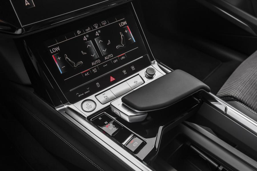 Детали интерьера Audi e-tron 55 Quattro S-Line 2020 года  (LA) (фото 25 из 36)